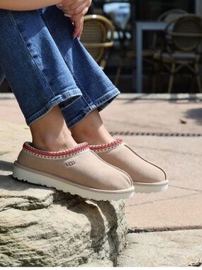 UGG TASMAN SAND / DARK
CHERRY SUEDE SHEEPSKIN
WOMEN'S SLIPPERS SIZE US 8 gently